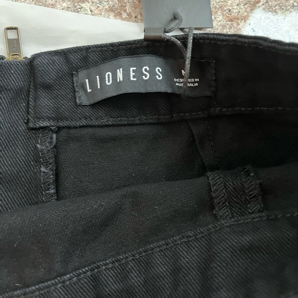 Th Lola Black Mini Skirt by Lioness New With Tags and Slit - Picture 6 of 7